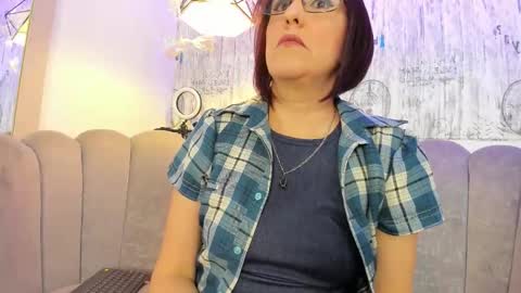 Isis online show from November 2025 10:43:02 PM