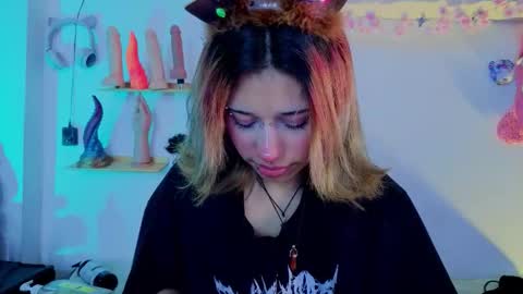 Isisjones18 online show from December 2025 07:40:02 PM