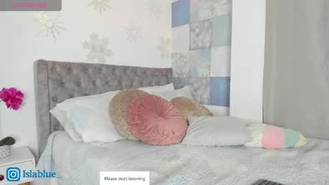 Isla Blue online show from April 2026 11:07:02 PM