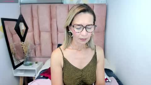 Snapshot of issa_milf__ chatting on May 2026 01:40:01 PM ISSA MILF online show from May 2026 01:40:01 PM