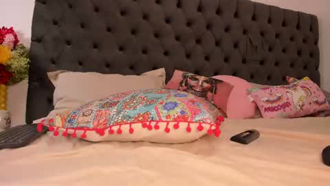 Snapshot of issabellaa chatting on July 2026 01:19:02 AM Issy online show from July 2026 01:19:02 AM