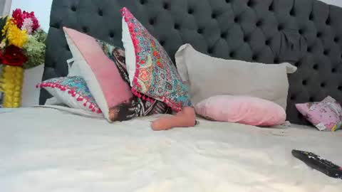 Snapshot of issabellaa chatting on July 2026 01:11:01 AM Issy online show from July 2026 01:11:01 AM