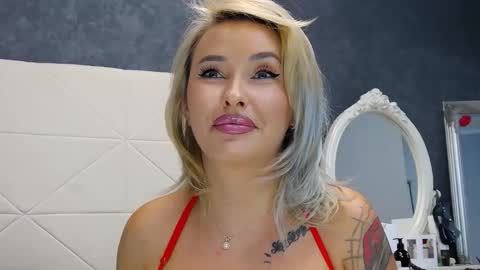 IssaSmyth online show from October 2025 06:32:02 AM