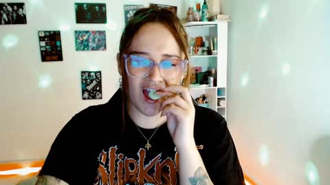 Snapshot of issis_demon chatting on December 2024 02:42:01 AM Yiz online show from December 2024 02:42:01 AM