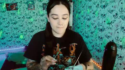 Snapshot of issis_demon chatting on October 2025 04:22:01 AM Yiz online show from October 2025 04:22:01 AM