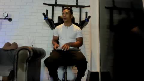 Italo Moore online show from October 2025 11:19:01 AM