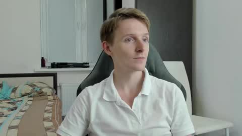 Snapshot of ithan_red chatting on November 2025 05:01:02 PM Ethan online show from November 2025 05:01:02 PM