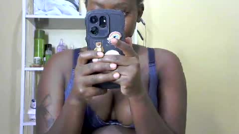Snapshot of its_sweet chatting on February 2025 12:20:01 PM BigAss horny online show from February 2025 12:20:01 PM