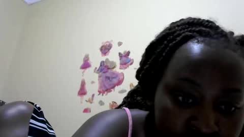 Snapshot of its_sweet chatting on September 2025 01:00:02 PM BigAss horny online show from September 2025 01:00:02 PM