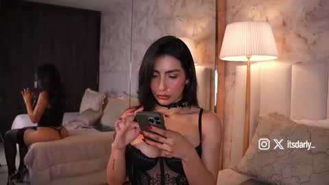 Snapshot of itsdarly chatting on April 2026 05:50:01 PM online show from April 2026 05:50:01 PM