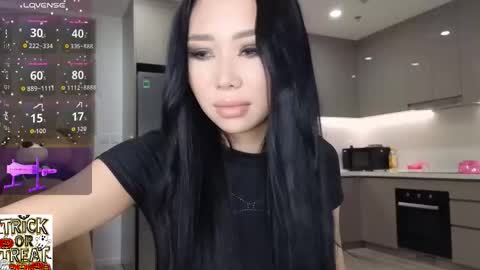 Queen Liya online show from November 2025 09:39:01 PM