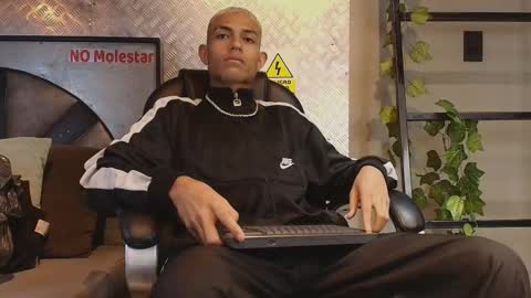 Snapshot of itszairen chatting on February 2026 04:20:01 AM itszairen online show from February 2026 04:20:01 AM