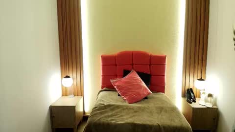 I V O N N E R O S S online show from February 2026 12:00:01 PM