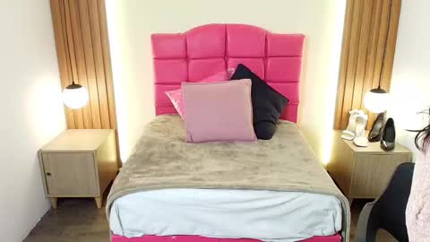 I V O N N E R O S S online show from February 2026 12:01:02 PM