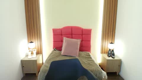 I V O N N E R O S S online show from February 2026 12:16:01 PM