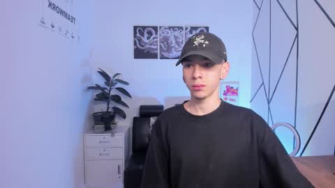 james_adamss_ online show from November 2025 12:27:01 PM