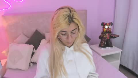 Snapshot of jean_monroe chatting on September 2025 10:54:01 PM Jean online show from September 2025 10:54:01 PM