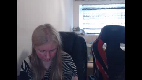 Snapshot of jenisandpeter chatting on May 2026 04:04:02 PM JenisAndPeter online show from May 2026 04:04:02 PM