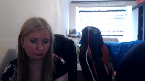 Snapshot of jenisandpeter chatting on June 2026 06:15:01 AM JenisAndPeter online show from June 2026 06:15:01 AM