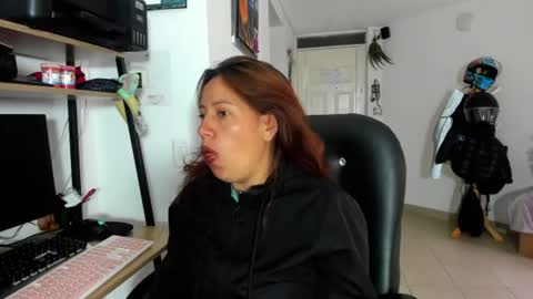 Snapshot of jezabel_purple chatting on June 2026 03:25:02 PM Camila online show from June 2026 03:25:02 PM