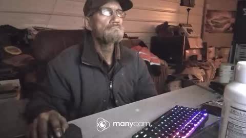 Snapshot of jmoorez2001 chatting on January 2025 01:43:02 AM johnny online show from January 2025 01:43:02 AM