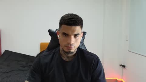 juan_gomez_1 online show from November 2025 09:58:01 PM