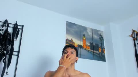 Juan Esteban online show from October 2025 05:01:01 PM