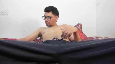 juansuarez204 online show from April 2026 01:00:01 AM