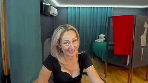 julia__cherry_ online show from September 2025 02:19:01 PM