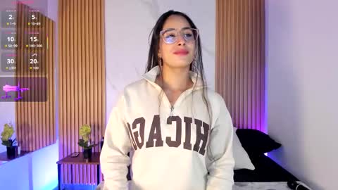 J U L IA   M A R T I N E Z online show from February 2026 11:41:01 AM