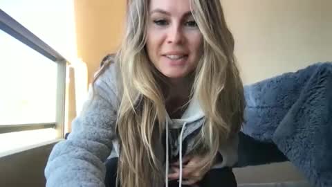 Snapshot of julialemilf chatting on April 2026 08:18:02 AM julialemilf online show from April 2026 08:18:02 AM