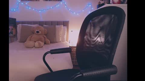 julialiones online show from December 2024 06:09:02 PM