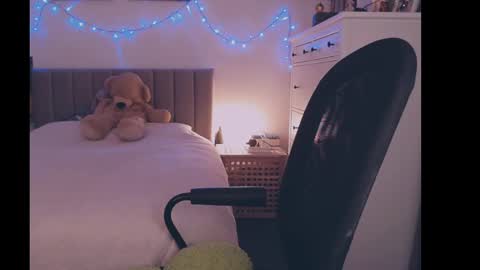 julialiones online show from December 2024 07:22:01 PM