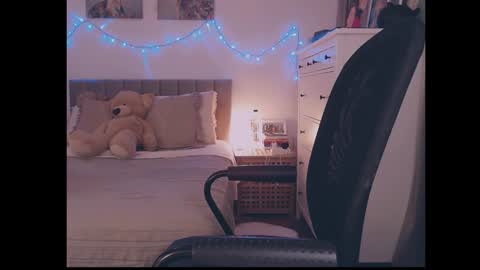 julialiones online show from February 2026 04:55:01 PM