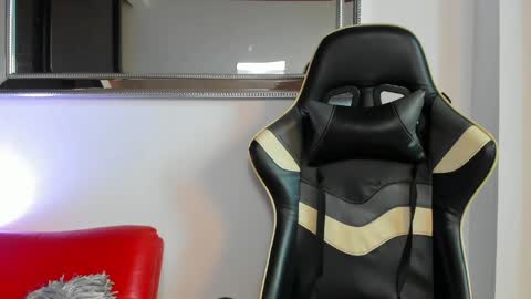 julian_wallace online show from April 2026 10:29:02 PM