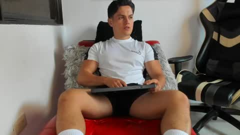 Snapshot of julian_wallace chatting on April 2026 06:43:02 PM julian_wallace online show from April 2026 06:43:02 PM
