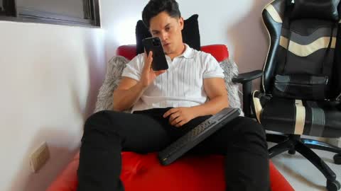 Snapshot of julian_wallace chatting on April 2026 06:28:01 PM julian_wallace online show from April 2026 06:28:01 PM