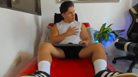 Snapshot of julian_wallace chatting on April 2026 04:24:02 PM julian_wallace online show from April 2026 04:24:02 PM