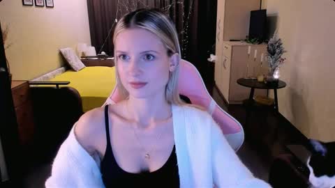 Snapshot of julie_flores chatting on November 2025 03:35:01 PM Julie online show from November 2025 03:35:01 PM