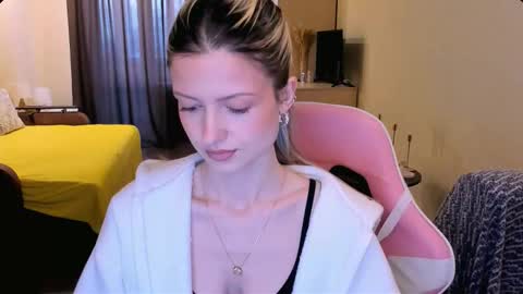 Snapshot of julie_flores chatting on February 2026 04:38:01 AM Julie online show from February 2026 04:38:01 AM