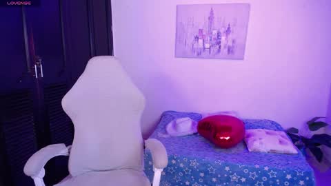 Snapshot of jully_dreams chatting on April 2026 06:35:01 PM July online show from April 2026 06:35:01 PM