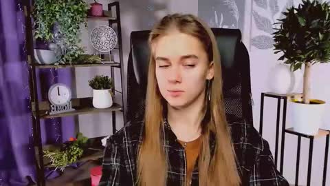 Snapshot of junewoods chatting on December 2025 06:19:01 AM junewoods online show from December 2025 06:19:01 AM