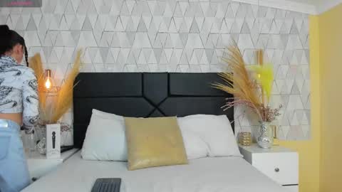 Justine online show from March 2026 04:18:02 AM