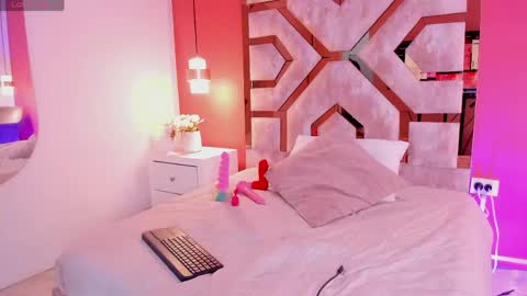 Mia online show from April 2026 12:55:02 AM