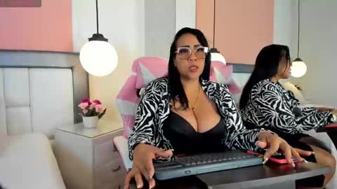 karolwest_ online show from November 2025 12:40:02 PM