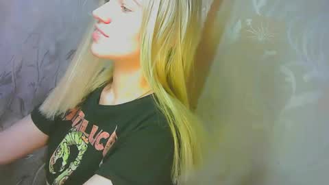 Snapshot of karolynafox chatting on September 2025 08:14:01 AM Caroline Fox online show from September 2025 08:14:01 AM