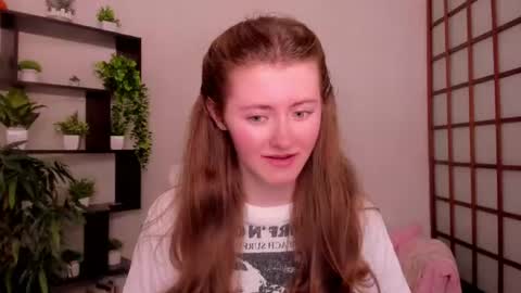 Snapshot of kate_cuddle chatting on June 2026 05:45:02 AM Kate online show from June 2026 05:45:02 AM
