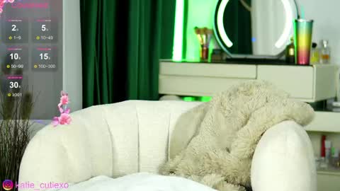 KatieCutieeXoo online show from May 2026 07:10:02 PM