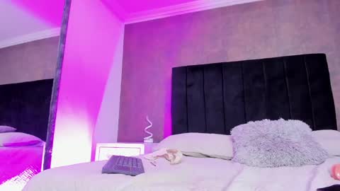 Snapshot of katierouge chatting on December 2024 04:42:02 AM Katie online show from December 2024 04:42:02 AM