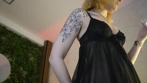 Snapshot of katjasin chatting on May 2026 12:02:01 PM KatjaSin online show from May 2026 12:02:01 PM